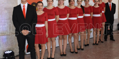 Cuánto cobra una azafata de eventos: el salario detrás de la elegancia