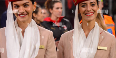 Cuánto gana un azafato de Emirates:  salarios y beneficios de esta profesión en una de las aerolíneas más prestigiosas del mundo