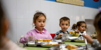 Cuánto cobra un monitor de comedor escolar y de qué depende su salario