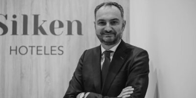 Descubre cuánto cobra un director de hotel y sorpréndete con sus salarios