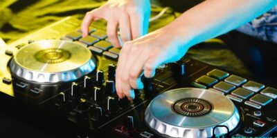 ¿Cuánto cobra un DJ principiante?  honorarios iniciales de los DJs emergentes