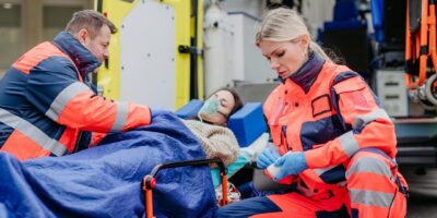 ¿Cuánto gana un Técnico de Emergencias Sanitarias en España? Descubre su salario actual