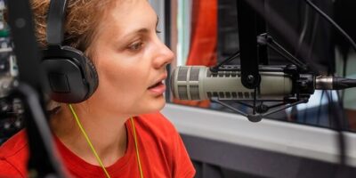 Descubre cuánto cobra un locutor de radio: salarios y beneficios