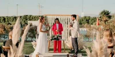 ¿Cuánto cobra un cura por oficiar una boda?  honorarios religiosos en España