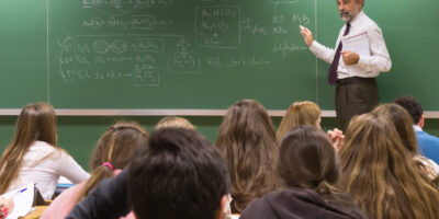 ¿Cuánto gana realmente un profesor en un colegio concertado? Descubre su salario y beneficios
